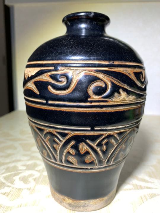 中国宋代磁州窑黑釉剔花梅瓶