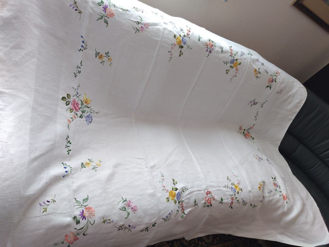 白色地花柄刺繍 テーブルクロスハンドメイドビンテージ