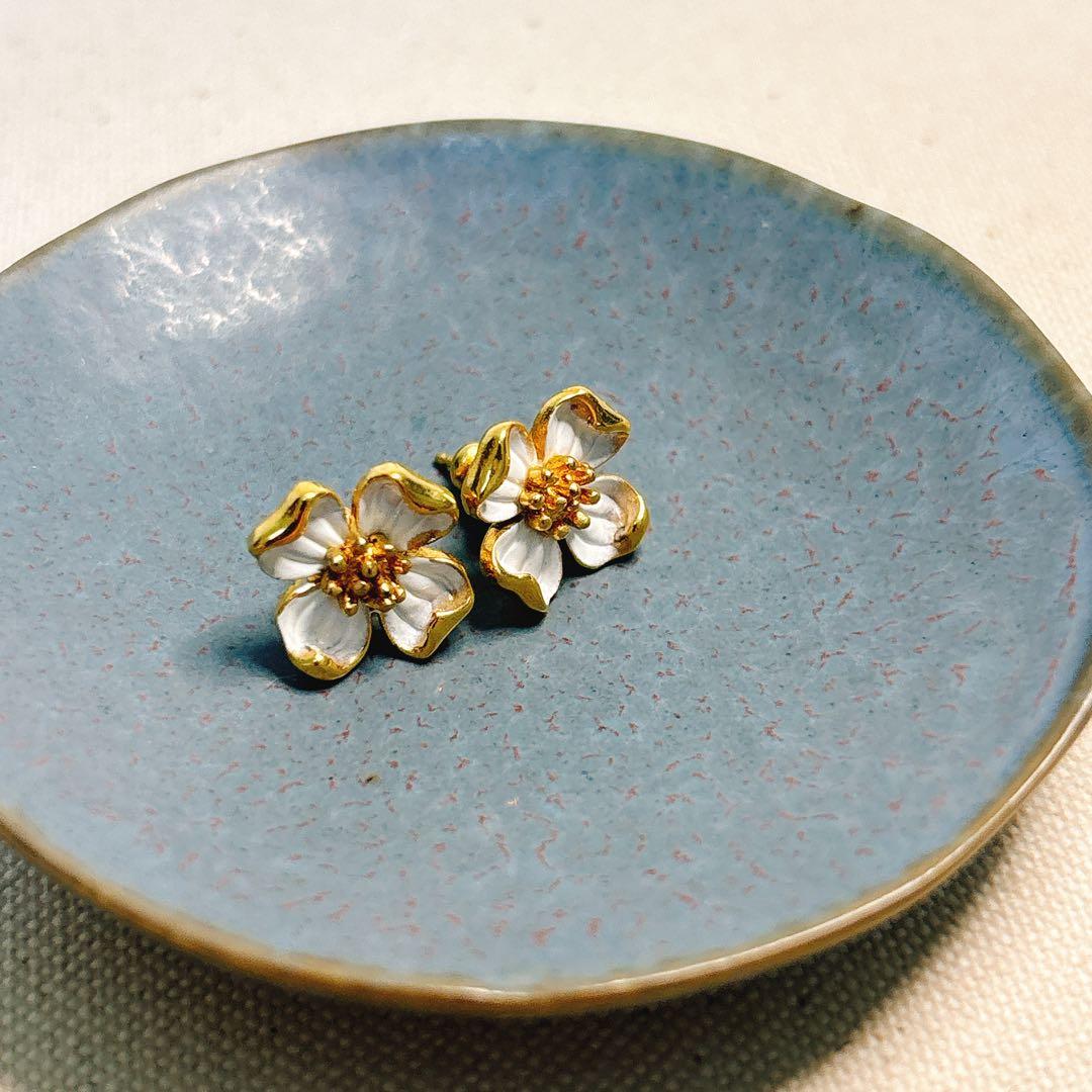 trifariトリファリ　ハナミズキ　小さめピアス ホワイト　花 trifariトリファリ ハナミズキ 小さめピアス ホワイト 花