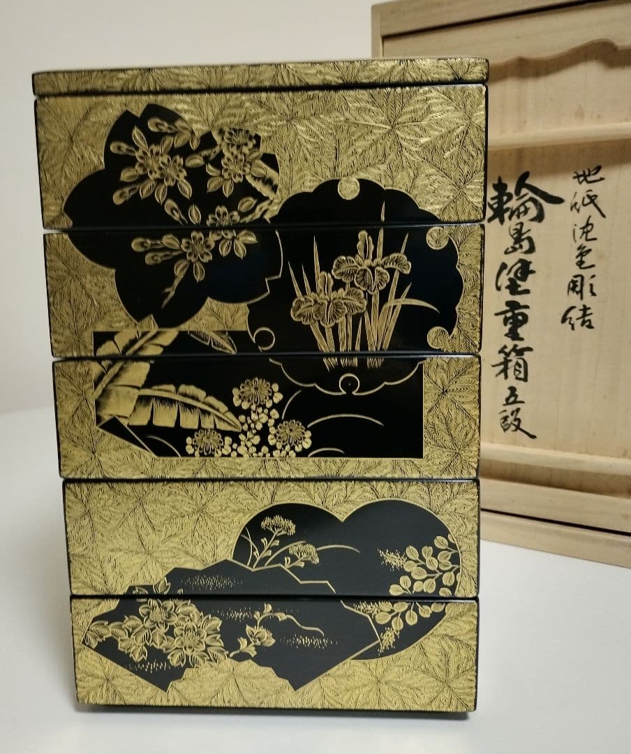 輪島塗　地紙沈金彫詰　台付き五段重　作家もの