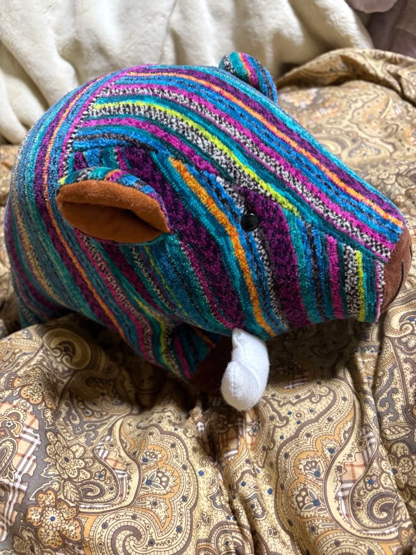 カラカラのイノシシ型ぬいぐるみ