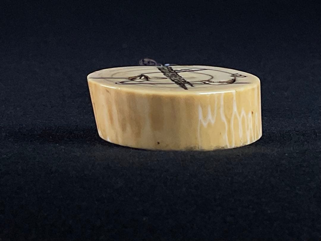 根付 提げ物 水鳥の図 トンボ玉緒締 饅頭根付