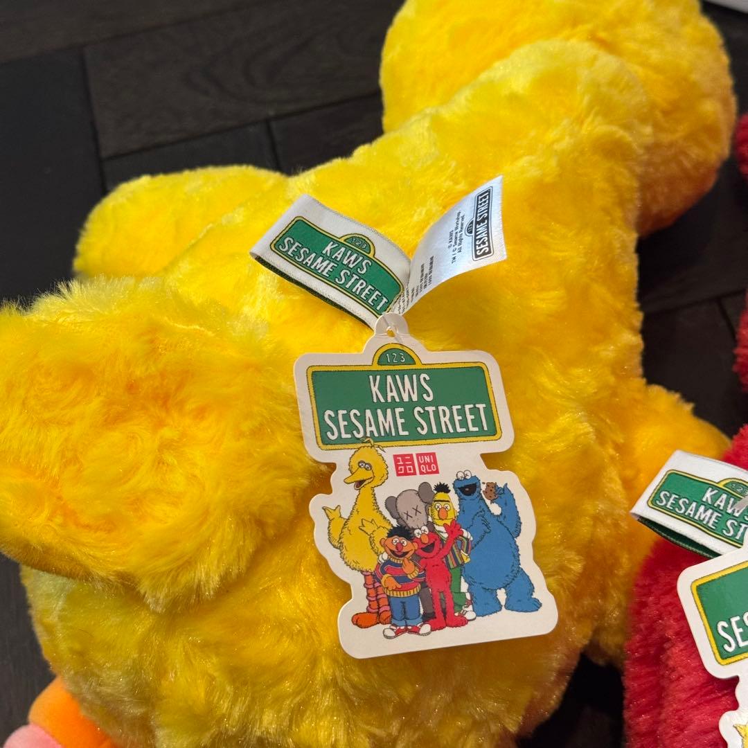 【新品】 ユニクロ Uniqlo × Kaws セサミストリート ぬいぐるみ
