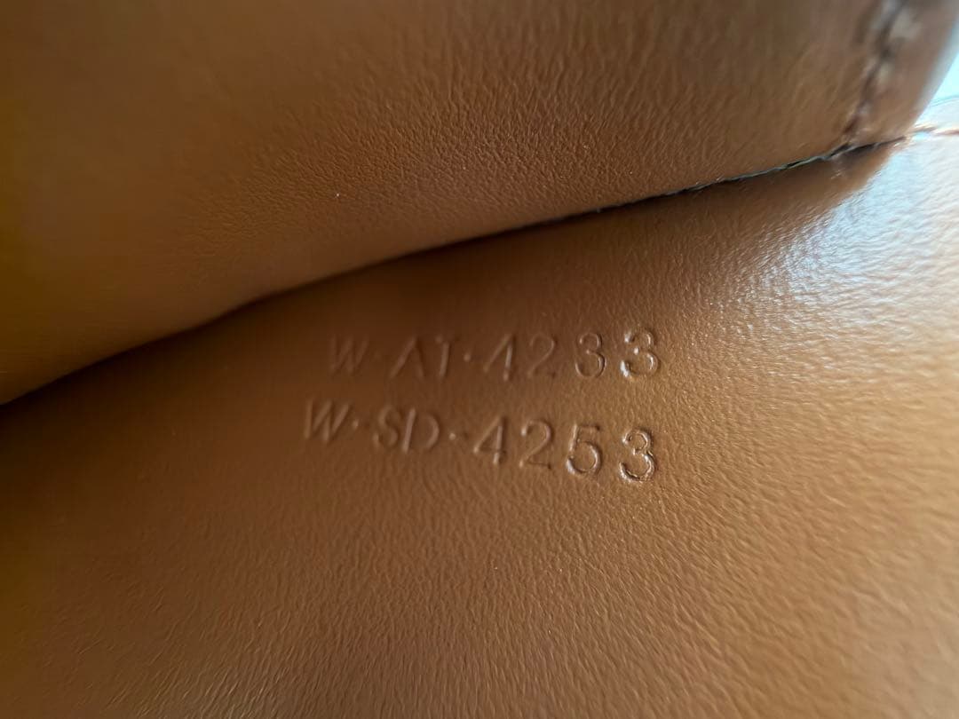 ゆっきぃ CELINE トリオンフ （TAN）タン 三つ折り財布