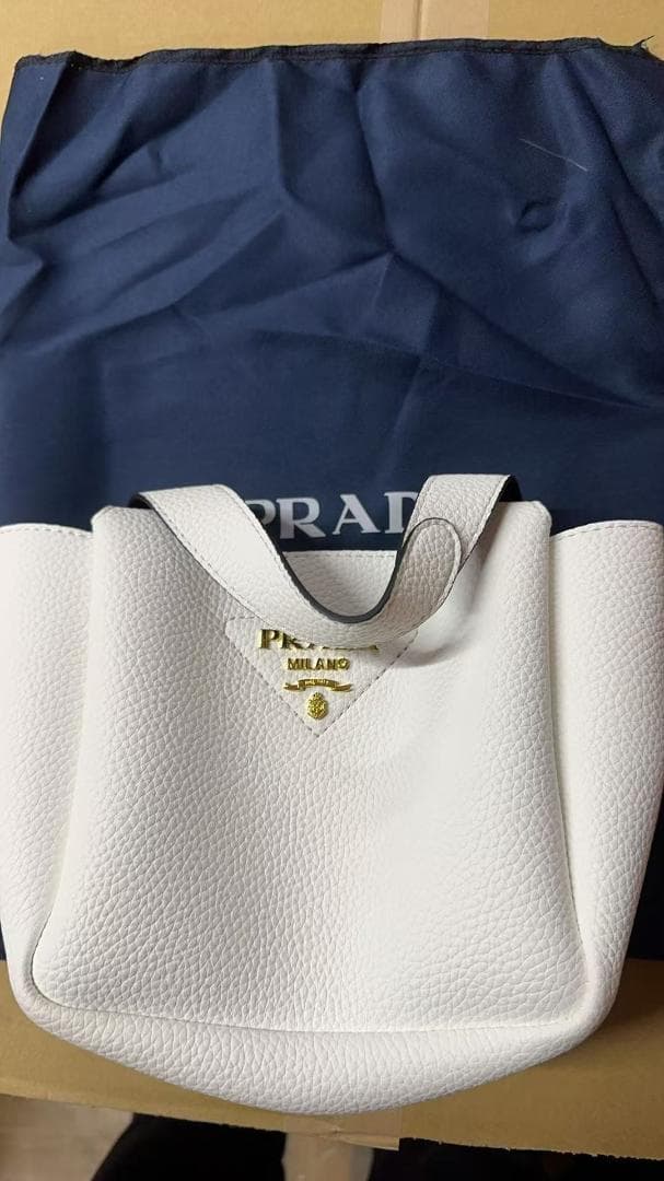 即日発送 ~~ ホワイトレザーハンドバッグ 保存袋付き