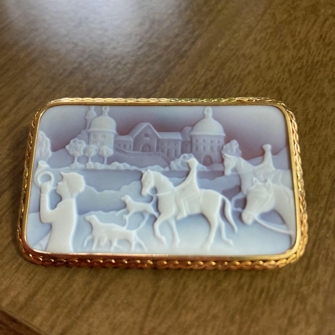 クラシックな浮彫ブローチ クラシックな浮彫ブローチ クラシックな浮彫ブローチ