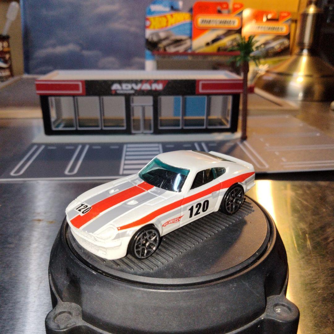 ホットウィール12台セット　ニッサン　マツダ　　　三菱　デコトラ　軽トラ