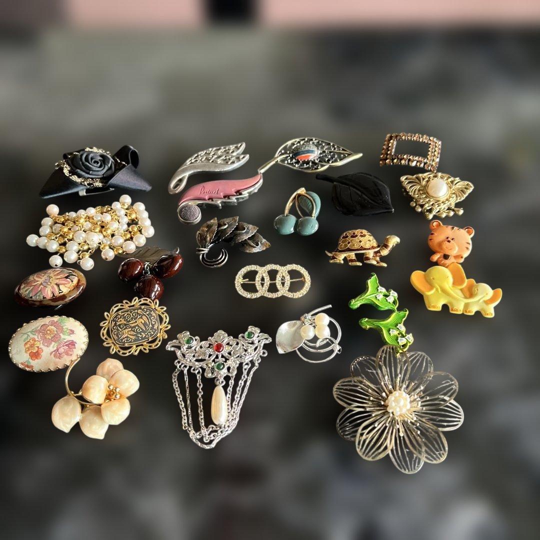 多様なデザインのブローチセット - メルカリ