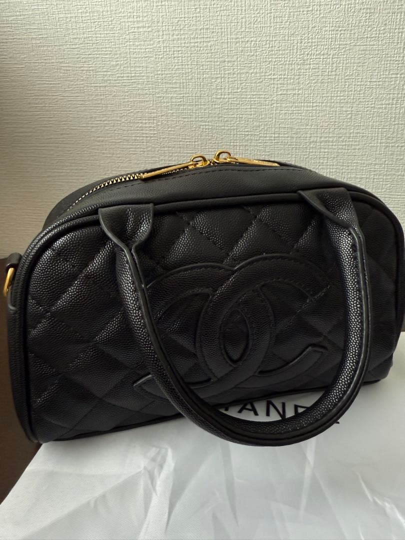 CHANELノベルティ ブラック レザーハンドバッグ