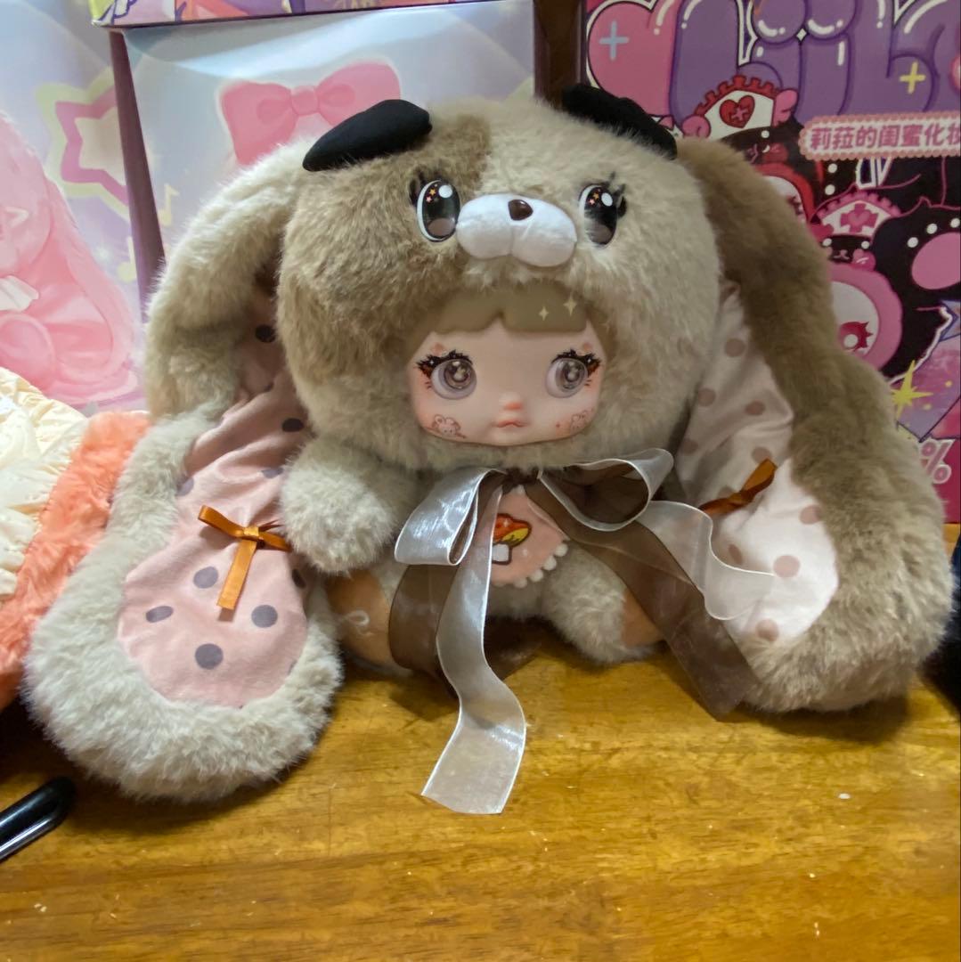 キノコの帽子と女の子ぬいぐるみ