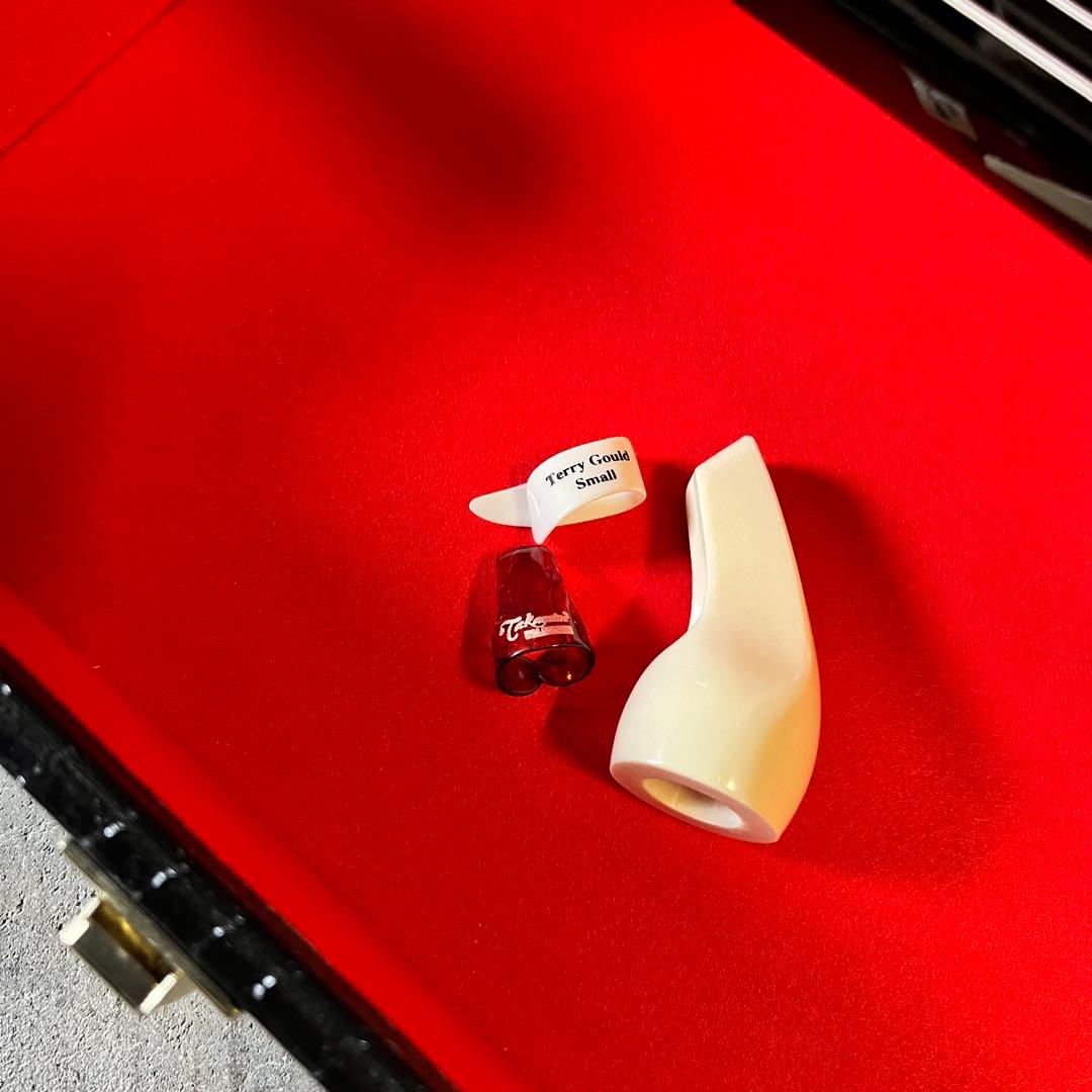 【美品】沖縄 三線 本蛇革 強化張り 黒塗り棹 蛇皮 ハードケース 爪 守礼印