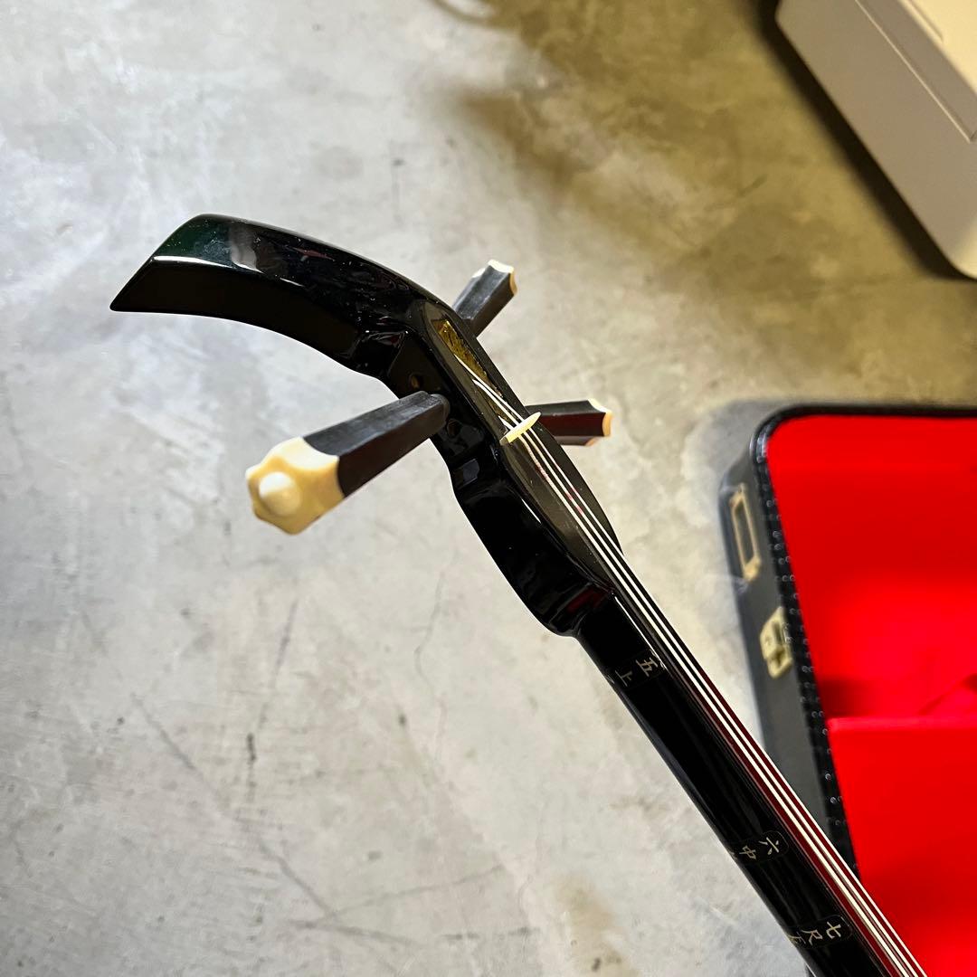 【美品】沖縄 三線 本蛇革 強化張り 黒塗り棹 蛇皮 ハードケース 爪 守礼印