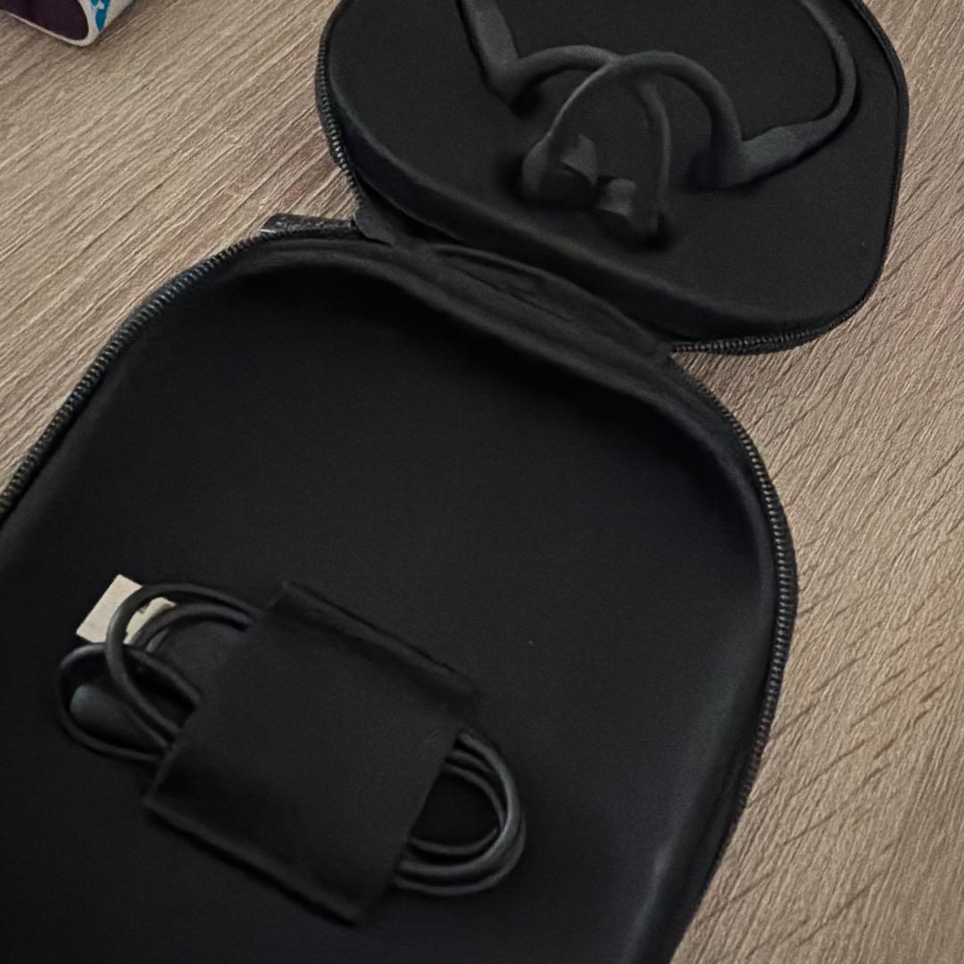 SHOKZ 骨伝導イヤホン 収納ケース、専用の充電器付き