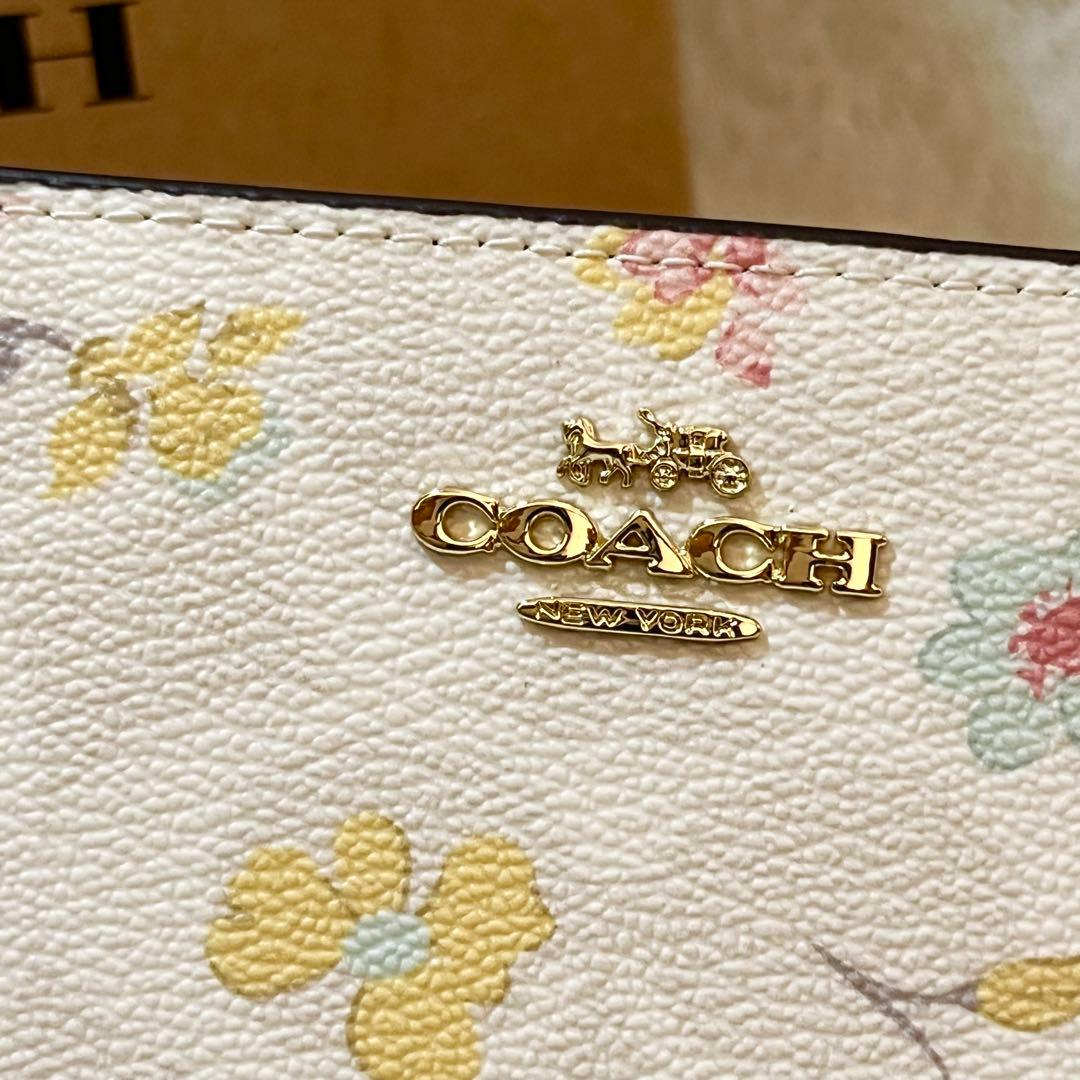 新品✨COACH 折り財布 二つ折り 花柄 コンパクト プレゼント 箱付き