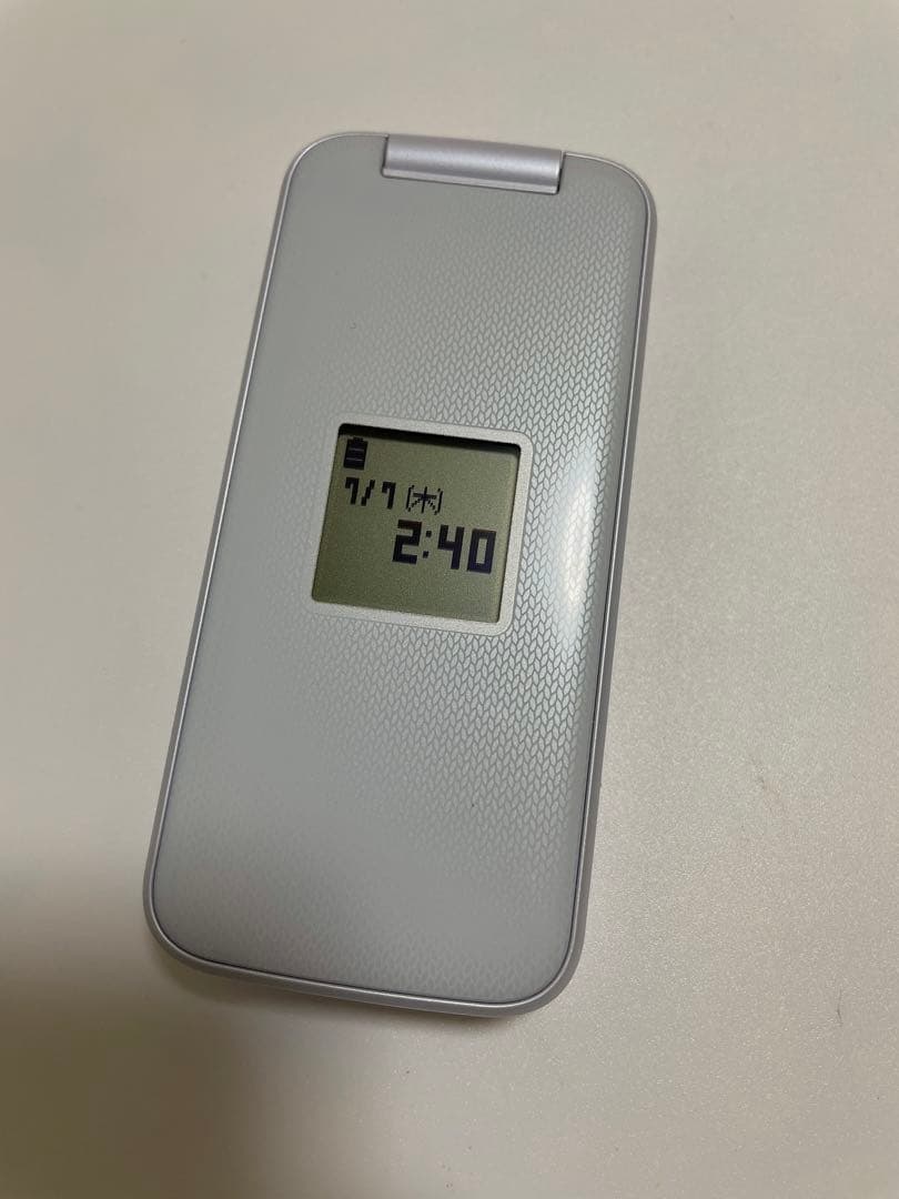 docomo らくらくフォン ホワイト F-01M 充電器付き