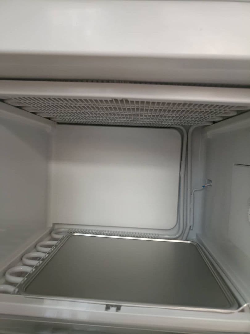 Hisense 縦型冷凍庫 ホワイト