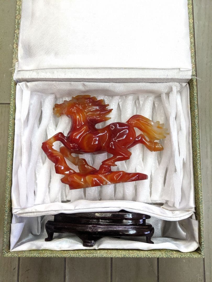 中国高級美術】赤瑪瑙 飛ぶ馬の置物 台座付 箱付き 鑑賞