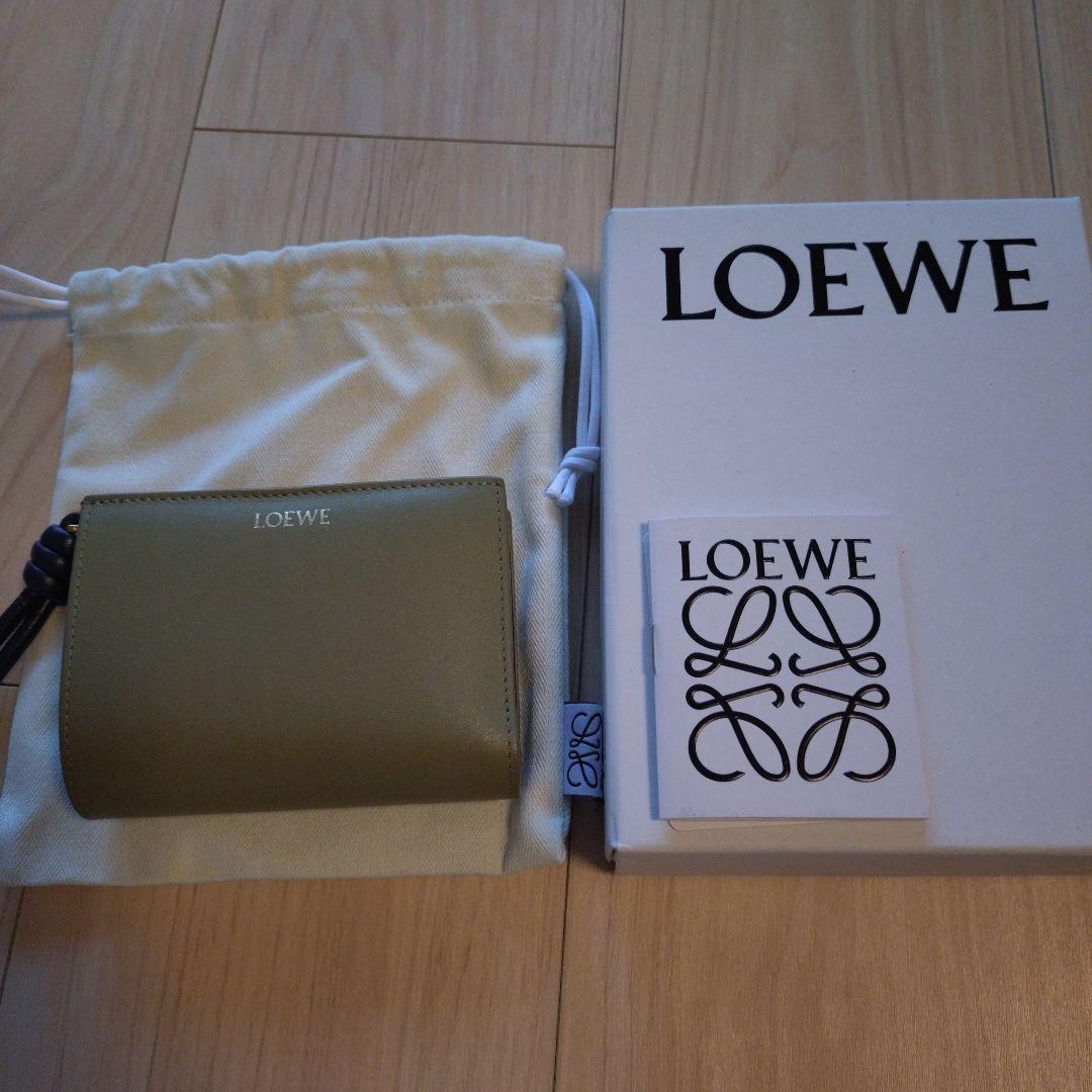LOEWE ノット コンパクト ウォレット（シャイニーナパカーフ） 二つ折り財布