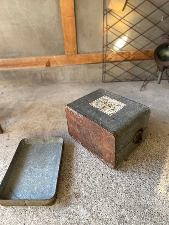 古道具 戦前 金具が珍しいブリキ缶