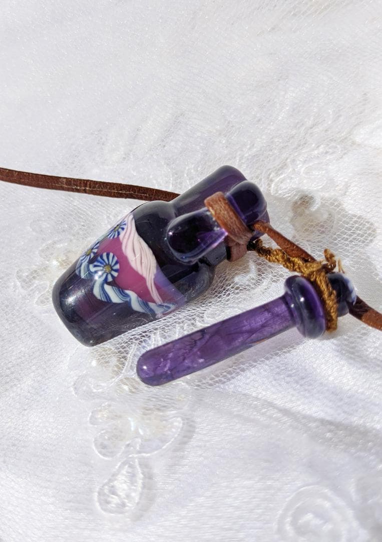 吉田正子トンボ玉（貳拾捌） 「瓶型」皮ひもネックレス ガラス玉に込め