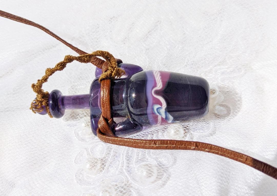 吉田正子トンボ玉（貳拾捌） 「瓶型」皮ひもネックレス ガラス玉に込め