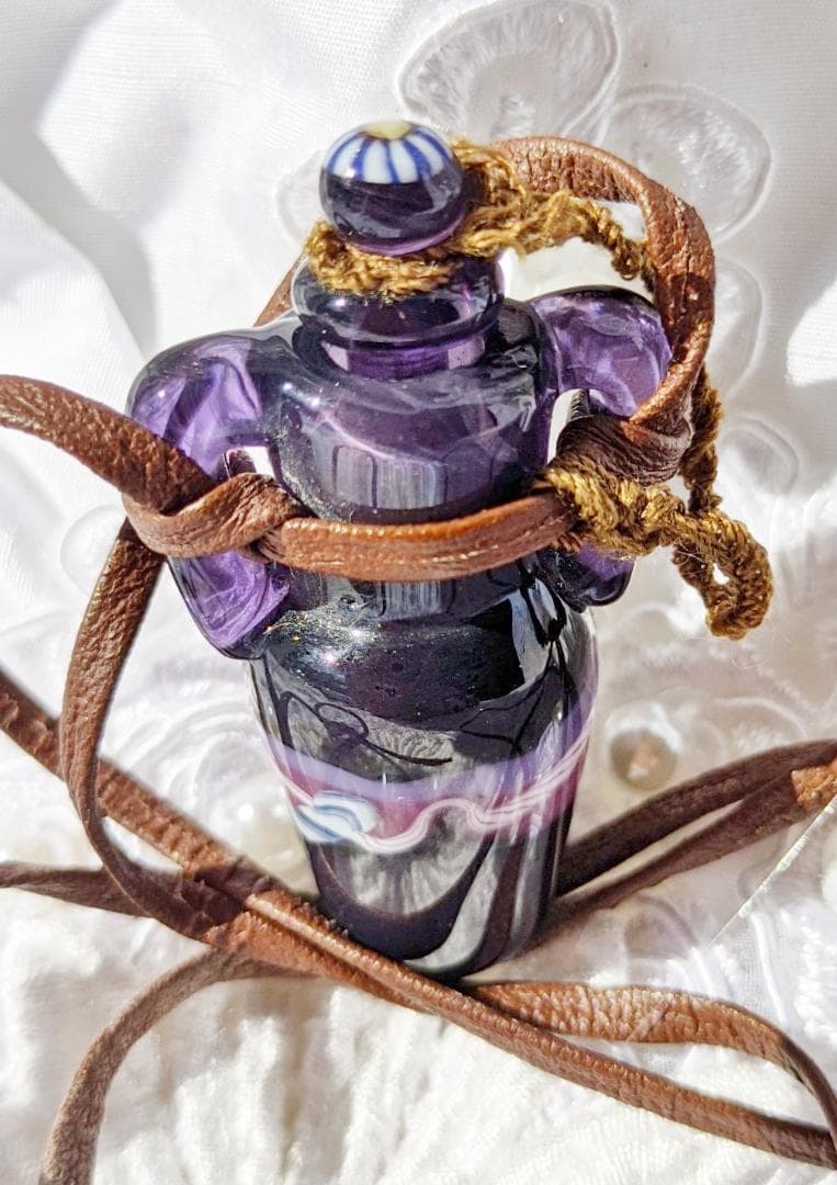 吉田正子トンボ玉（貳拾捌） 「瓶型」皮ひもネックレス ガラス玉に込め