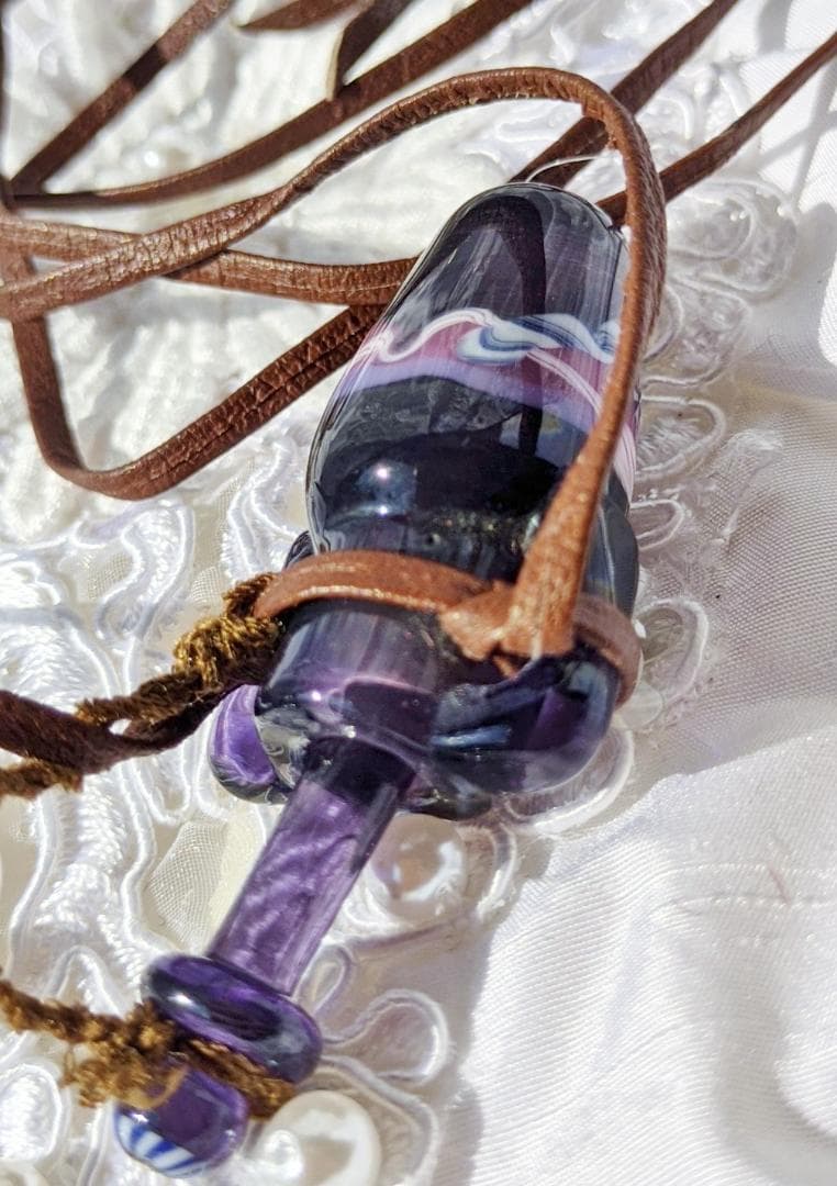 吉田正子トンボ玉（貳拾捌） 「瓶型」皮ひもネックレス ガラス玉に込め