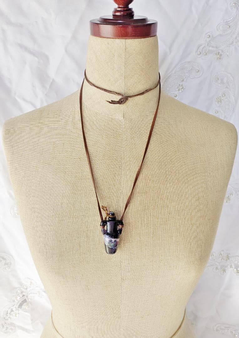 吉田正子トンボ玉（貳拾捌） 「瓶型」皮ひもネックレス ガラス玉に込め