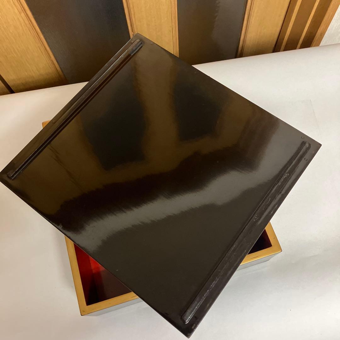 金縁黒内朱塗りのハ寸五段重箱と蓋二枚／金縁黒内朱塗りの重臺（じゅうだい）一個