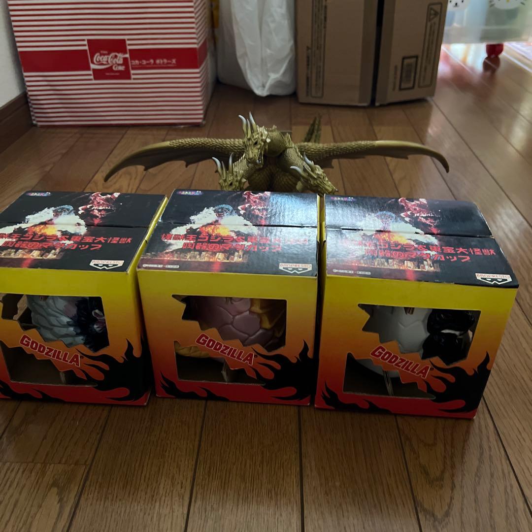ゴジラ キングギドラ 2002フィギュア&陶器のマグカップ⭐︎4点セット ゴジラ キングギドラ 2002フィギュア&陶器のマグカップ⭐︎4点セットの
