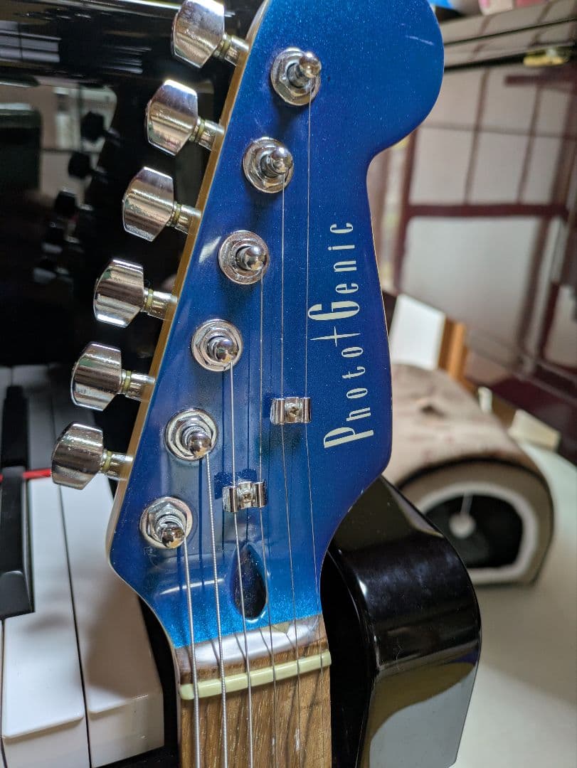 フォトジェニック　ブルー　エレキギター　ストラトキャスタータイプ