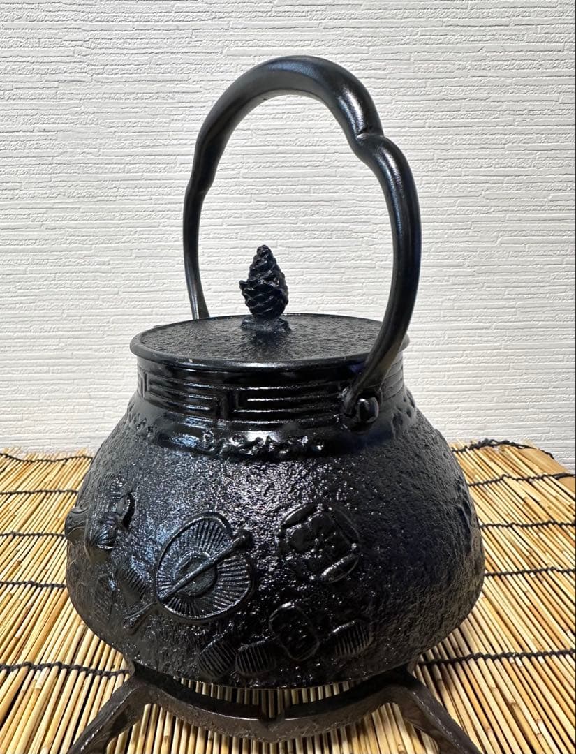 未使用品、供箱、栞付　南部岩鋳四代目清末作 　真作保証　１８型コシキ宝　南部鉄瓶