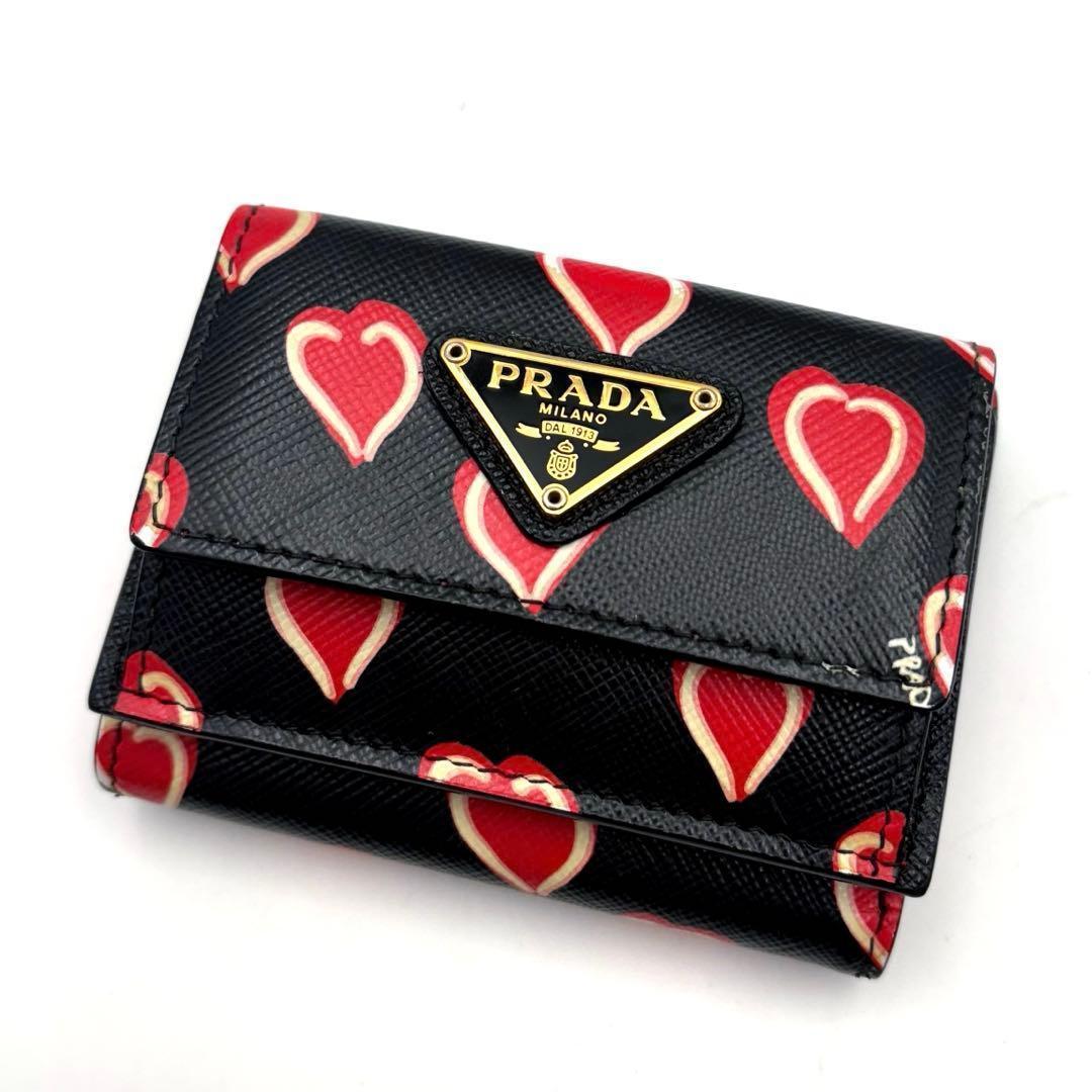 極美品　PRADA ハート柄 三つ折り財布　プラダ　財布　黒　赤　ブラック PRADA ハート柄 三つ折り財布 プラダ 財布 黒 赤 ブラック PRADA