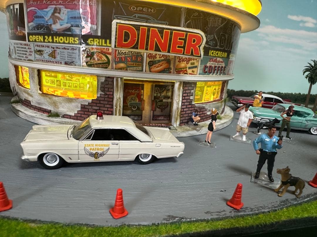 ハンドメイドジオラマ　 アメリカンダイナー 1/６４ミニカー7台＆フィギュア付き