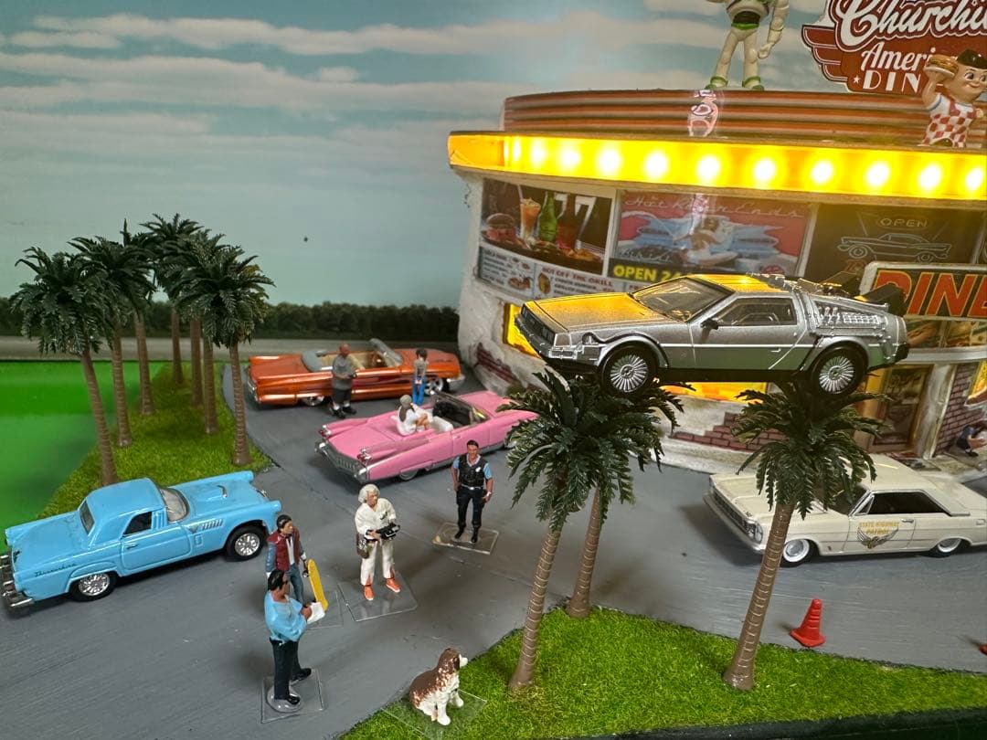 ハンドメイドジオラマ　 アメリカンダイナー 1/６４ミニカー7台＆フィギュア付き