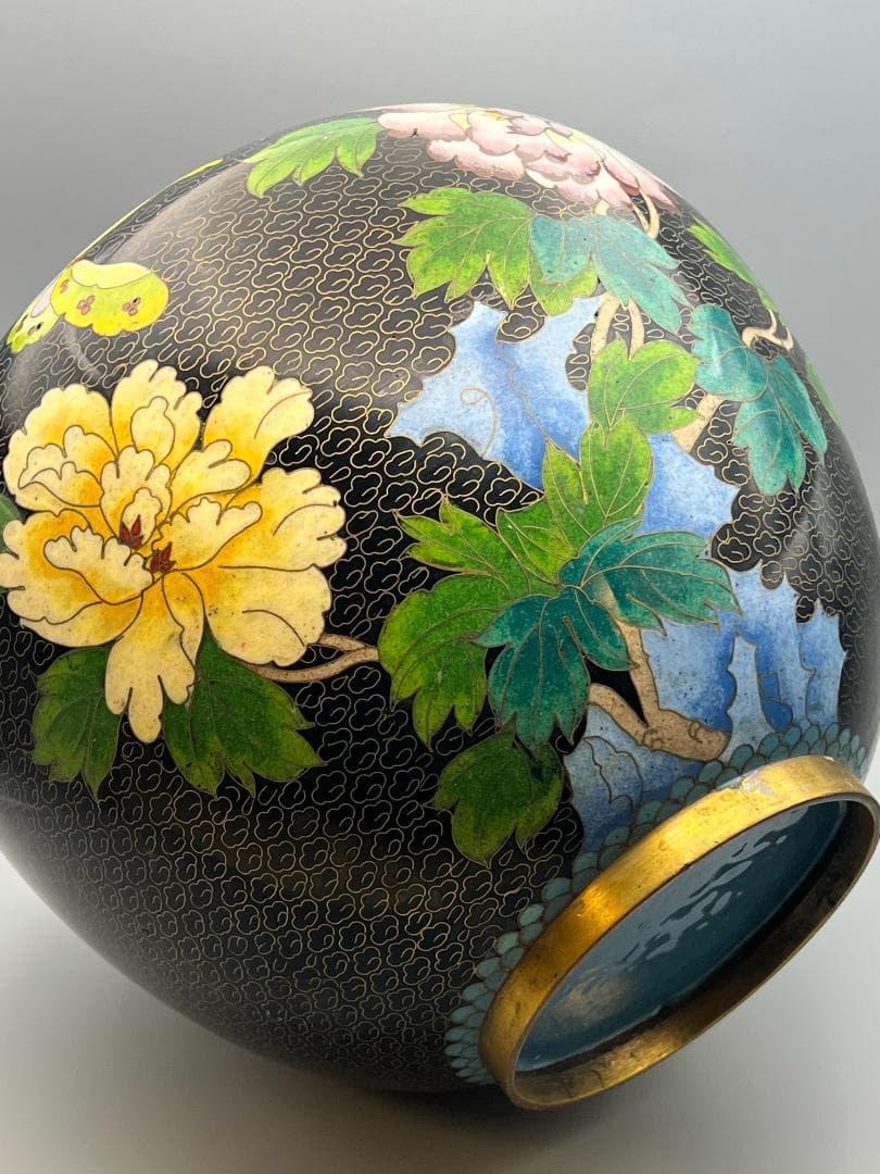 黒エナメル七宝焼き　真鍮製　大花瓶　花蝶図　重量約1996g　中国美術品