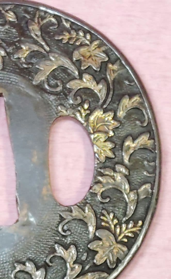 刀装具 鐔 鍔 無銘 銅地 魚々子地 真鍮象嵌 草花文様図 覆輪丸形鐔 時代物