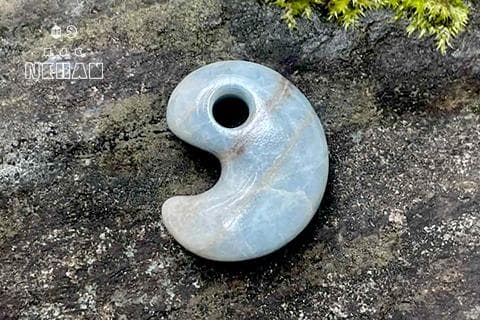 【入りコン沢・青・高品質】糸魚川翡翠輝石・勾玉　約8.1g・2.3cm