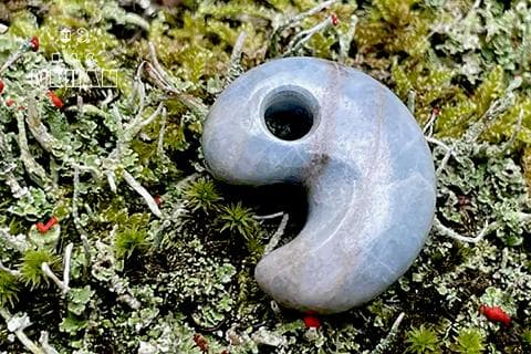 【入りコン沢・青・高品質】糸魚川翡翠輝石・勾玉　約8.1g・2.3cm