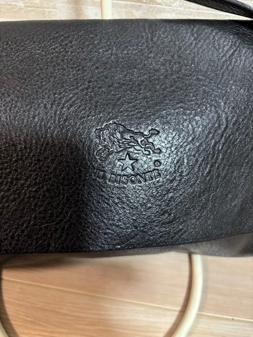 現行　美品　イルビゾンテ　ショルダー　レザー　フラップ 黒　クロスボディバッグ