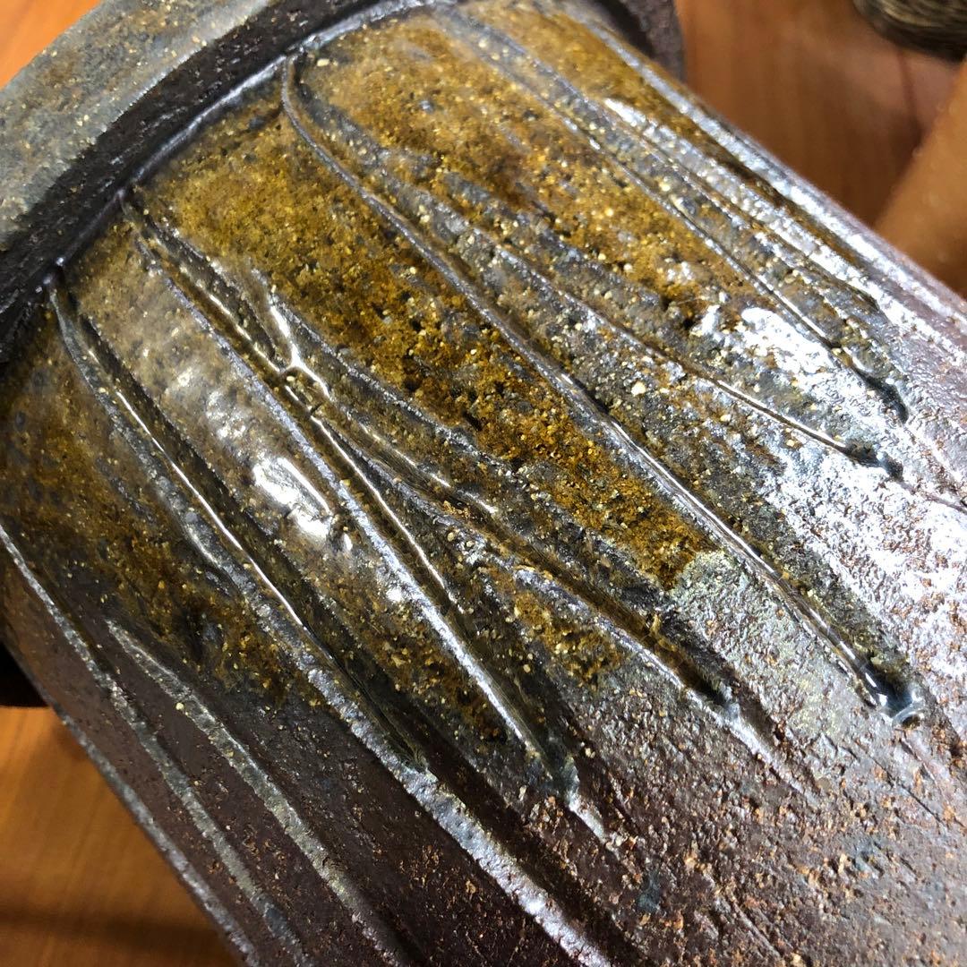 土地の風合いと紫茶色のグラデーション 花台 テラスチェア テーブル