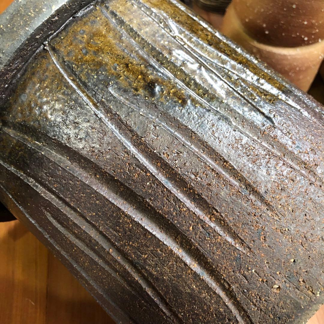 土地の風合いと紫茶色のグラデーション 花台 テラスチェア テーブル