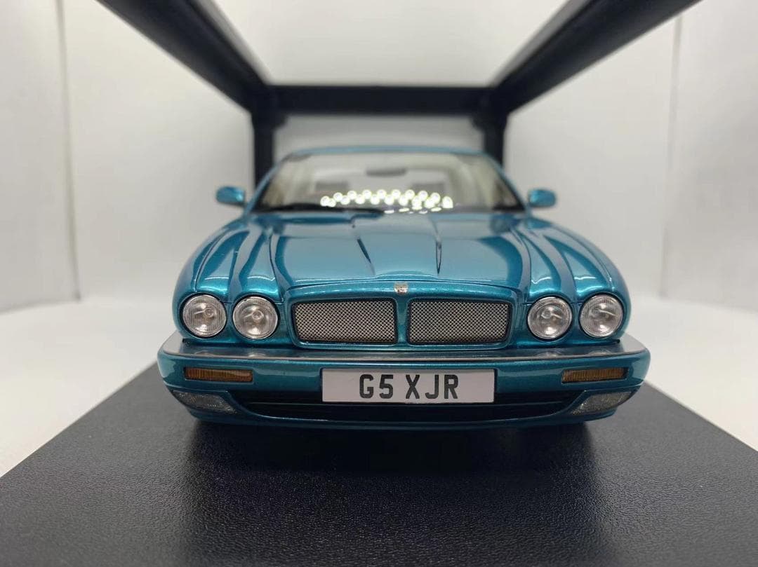 Cult 1/18 ジャガー XJR X300 turqoise 1995