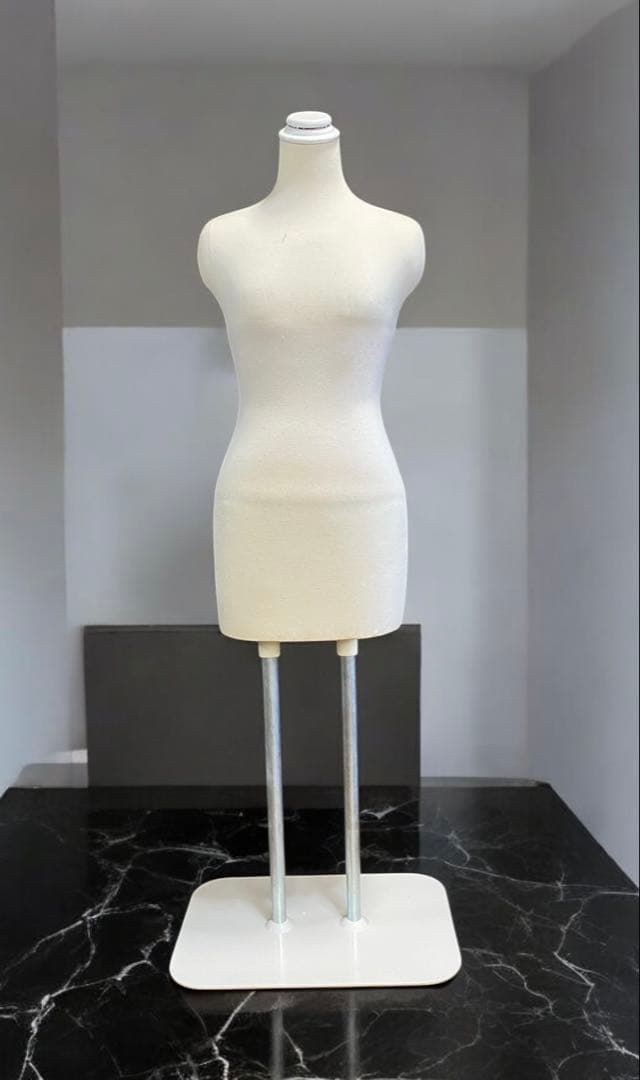2本脚でミドルエイジ体型の女性トルソー　マネキン　スチール台座で安定感抜群！ 2本脚でミドルエイジ体型の女性トルソー マネキン スチール台座で安定