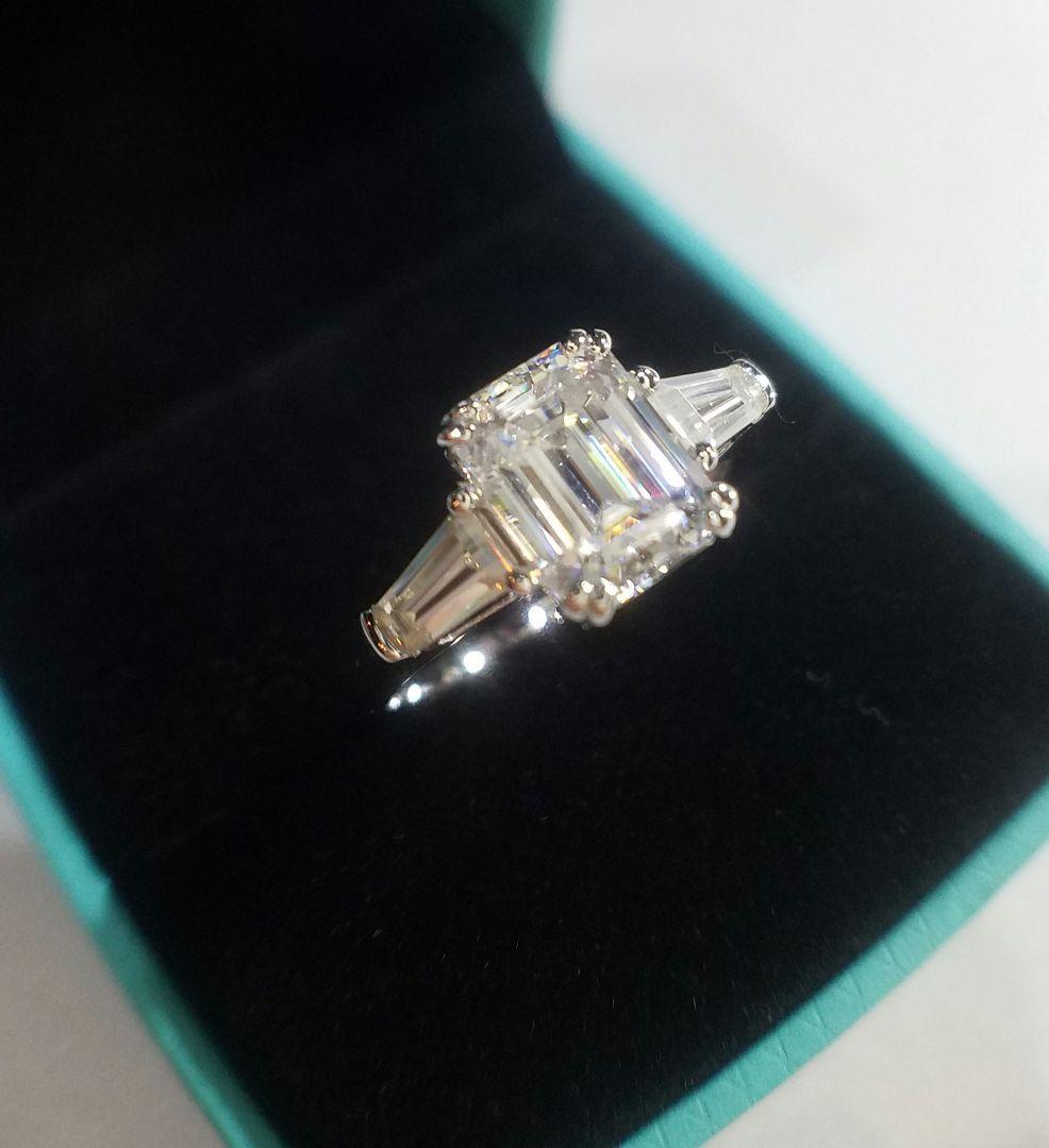 ラスト１本！新春価格！最高級モアサナイト　2カラット　エメラルドカットリング