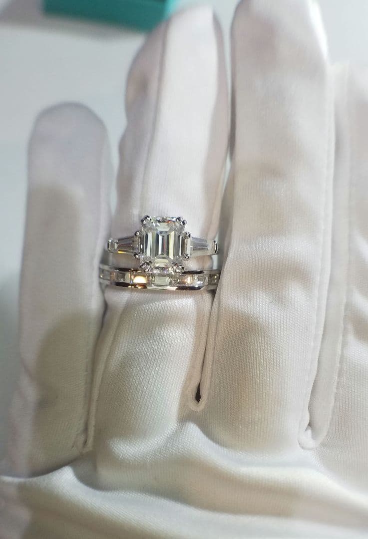 ラスト１本！新春価格！最高級モアサナイト　2カラット　エメラルドカットリング