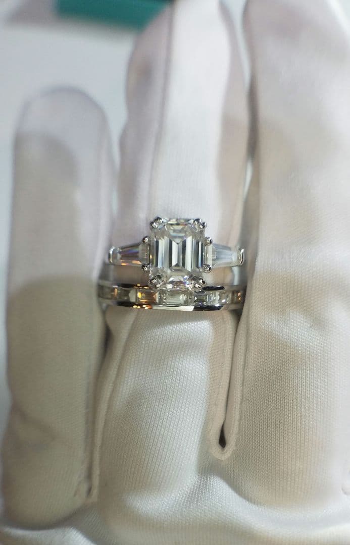 ラスト１本！新春価格！最高級モアサナイト　2カラット　エメラルドカットリング