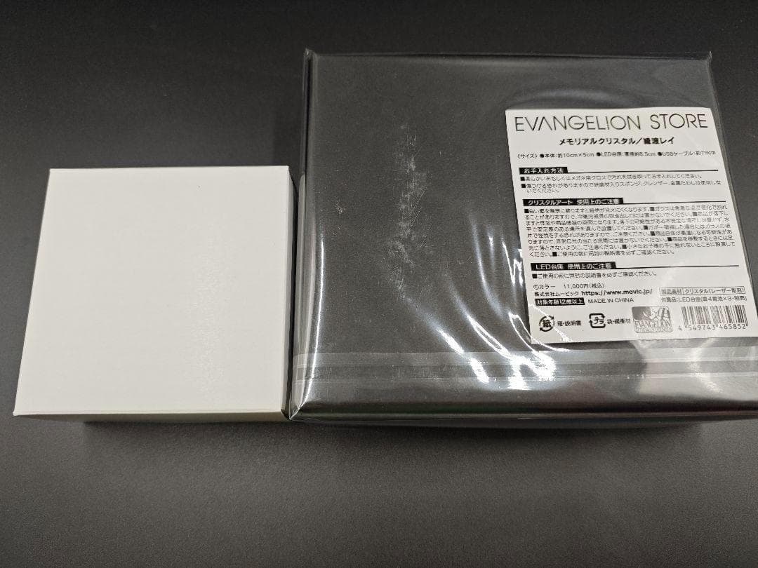 完全未開封】EVA STORE メモリアルクリスタル 綾波レイ 修正台座付き