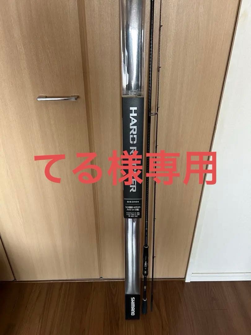 直径は約、1,110ミリの舵輪材質はチーク材中央部は真鍮インテリアに