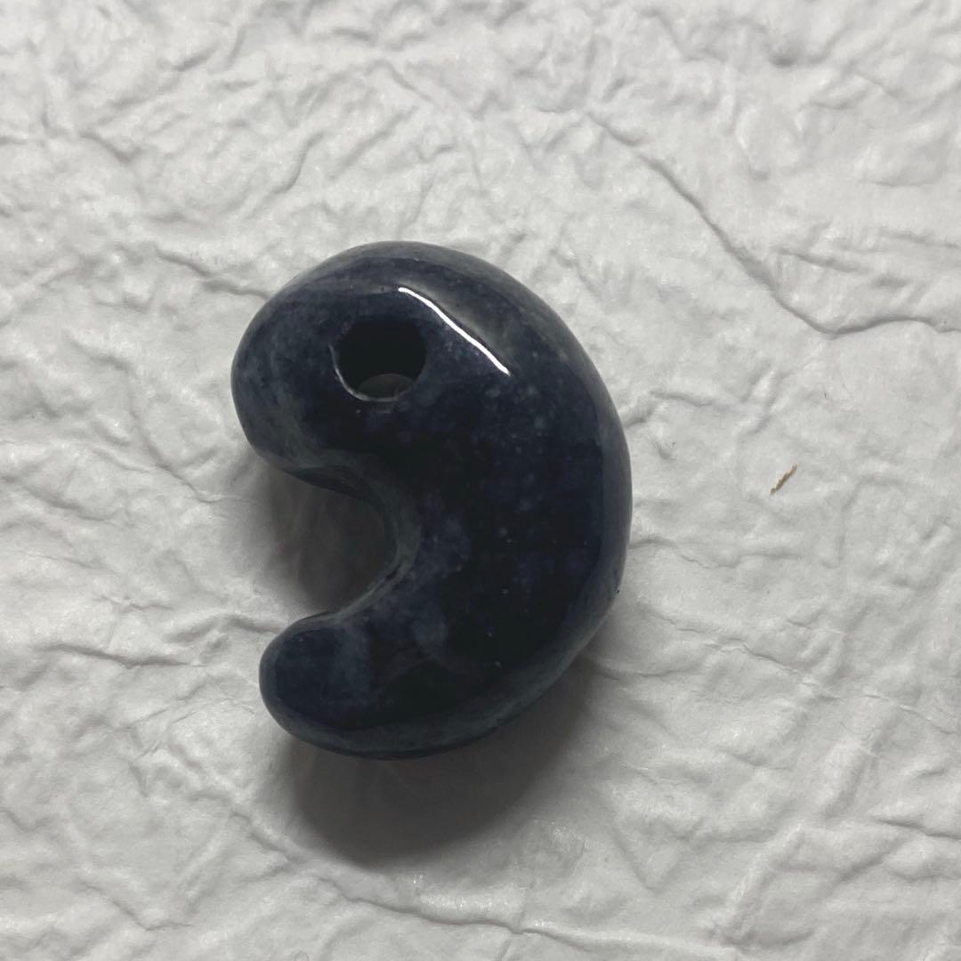 ロト　アウトレット糸魚川翡翠ペンダントトップ　糸魚川翡翠黒翡翠勾玉